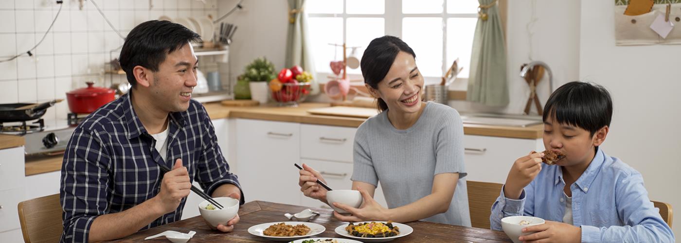 parents watching kids eating mobile